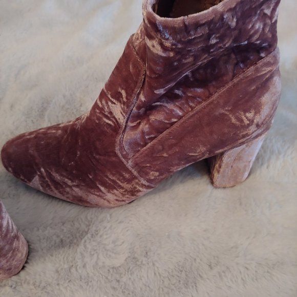 Steve Madden Emison Velvet Bootie pale Pink 10 - Picture 3 of 11